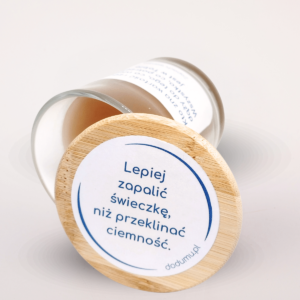 Świeczka o zapachu waniliowym w słoiczku, wszystko czego potrzebujesz